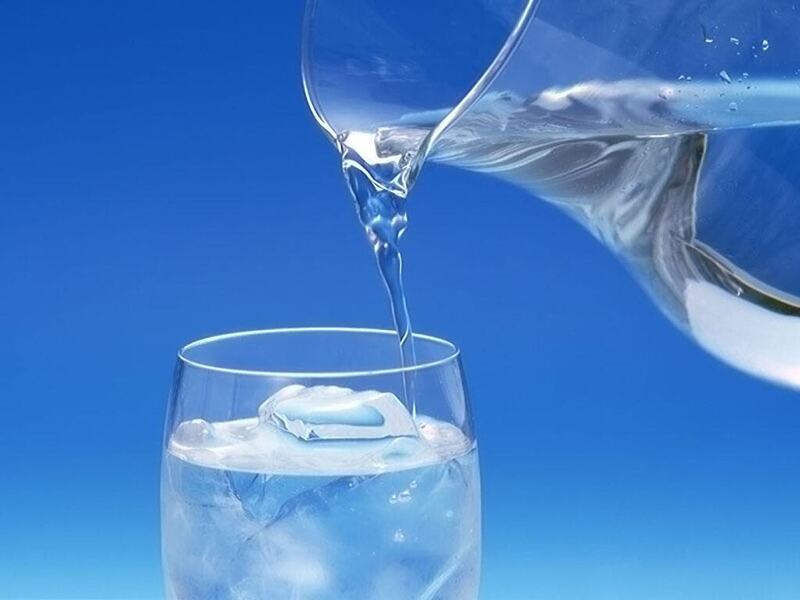 Người bị sốt virus không nên uống nước đá lạnh