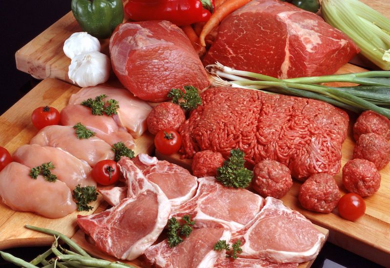 Trong thịt bò có nhiều dưỡng chất giúp các quý ông cải thiện chuyện chăn gối