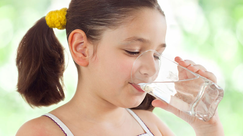 Trẻ nhỏ nên uống khoảng 1,3 lít nước mỗi ngày