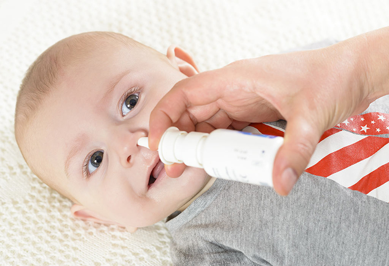 Vệ sinh mũi cho bé bằng nước mũi sinh lý là cách phòng ngừa chảy máu cam hiệu quả mà bố mẹ không nên bỏ qua