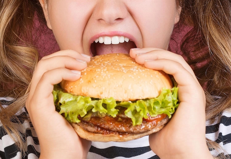 Chế độ ăn uống thiếu lành mạnh có thể là nguyên nhân gây nên hiện tượng chướng bụng và nôn mửa