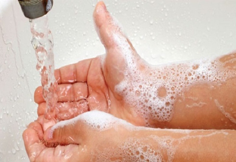 Rửa tay bằng nước sát khuẩn để ngăn ngừa tiêu chảy