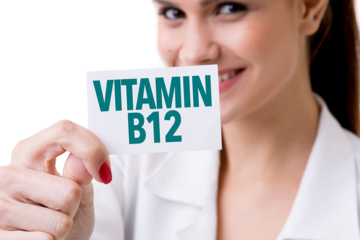Nếu không được cung cấp đầy đủ vitamin B12, cơ thể sẽ thường có các triệu chứng như đau đầu, mệt mỏi, sụt cân, run cơ, mất thăng bằng, thay đổi tâm trạng, ...