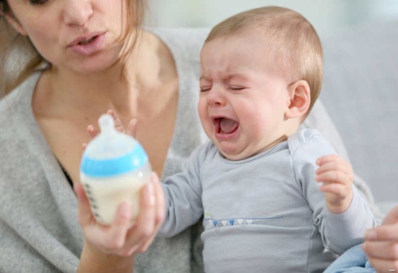 Trẻ dưới 6 tháng tuổi biếng ăn có thể do sữa mẹ có mùi, vị khác lạ