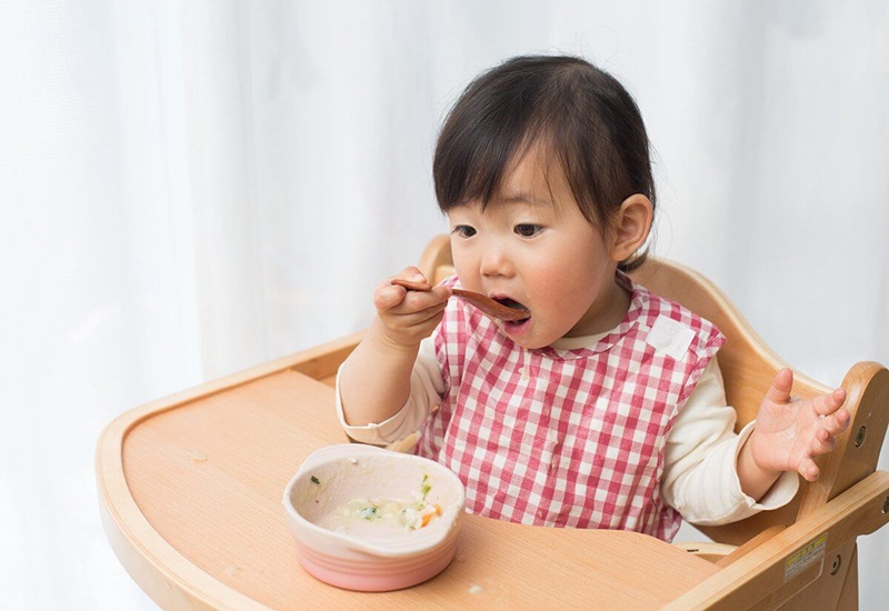 Cho trẻ ăn theo nhu cầu tránh tình trạng trẻ bị ảnh hưởng tâm lý gây biếng ăn.