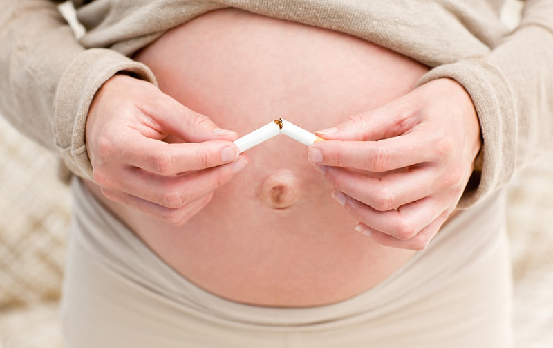 Hút thuốc trong thai kỳ là điều mà mẹ bầu tuyệt đối không nên làm 