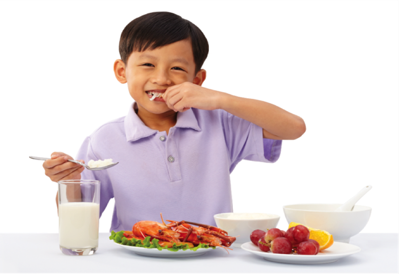 Cho trẻ ăn những bữa ăn đầy đủ dinh dưỡng để tăng cường hệ miễn dịch