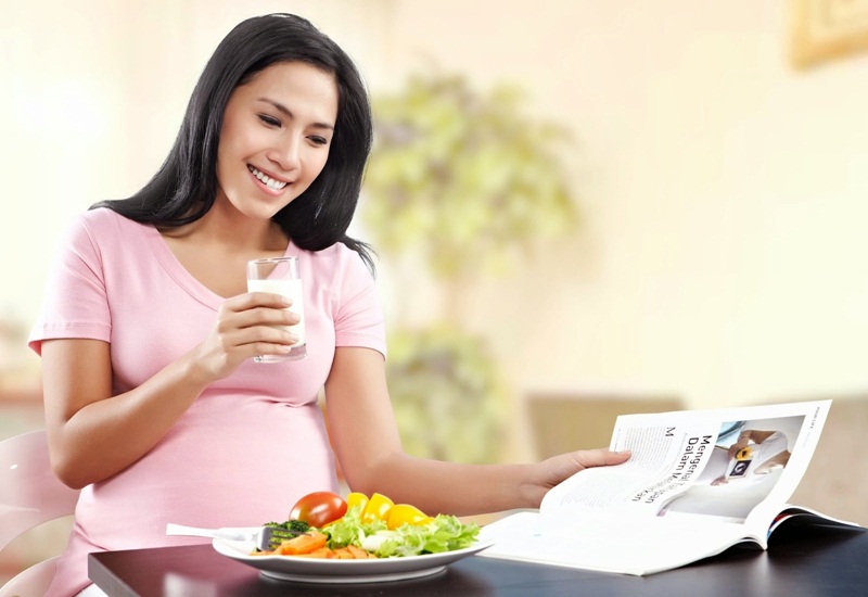 Uống sữa để bổ sung protein cho mẹ bầu và thai nhi