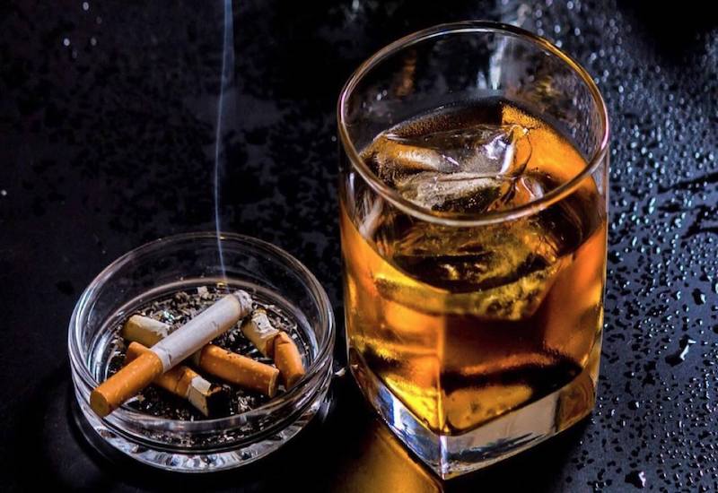 Cần tránh xa thuốc lá và rượu bia vì đây là 2 tác nhân gây nên nhiều vấn đề cho sức khỏe con người, trong đó có ung thư vòm họng