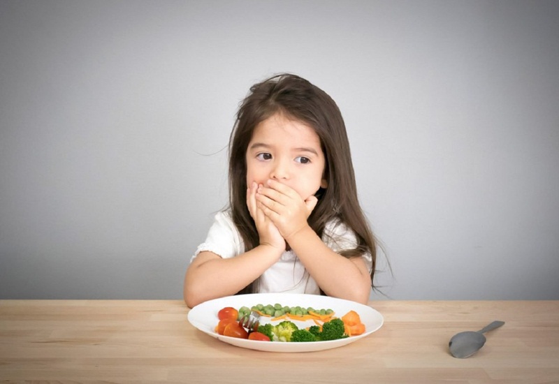 Không nên ép trẻ ăn để tránh gây áp lực cho trẻ