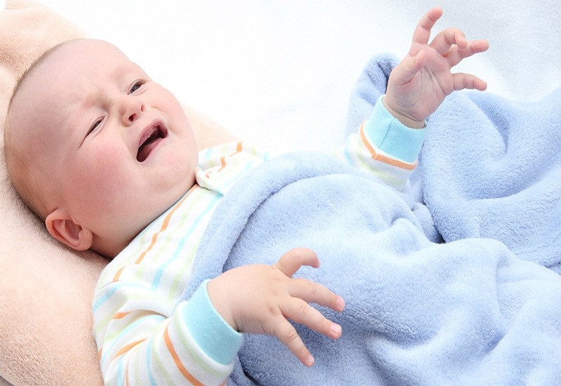 Thiếu canxi có thể khiến trẻ hay giật mình khi ngủ