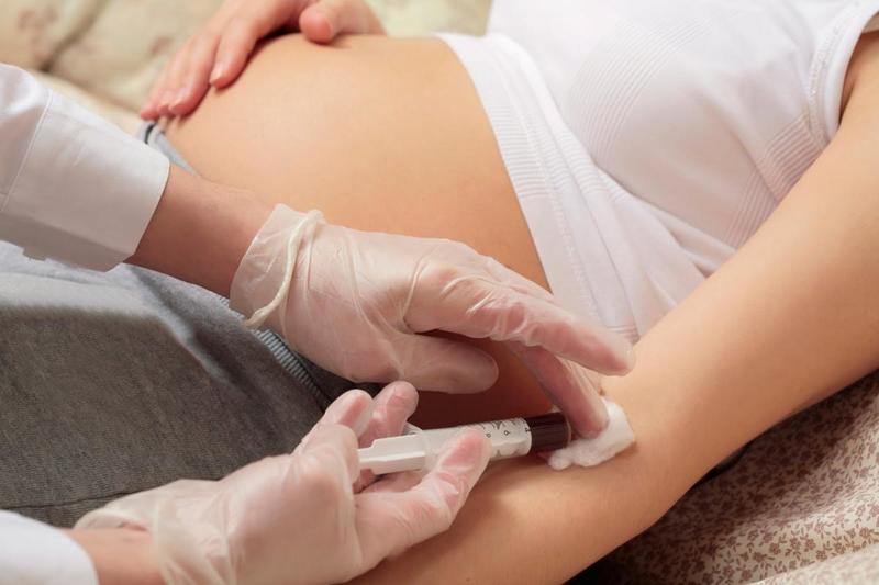 Giai đoạn giữa thai kỳ sẽ thực hiện sàng lọc trước sinh bằng xét nghiệm Triple Test và siêu âm hình thái