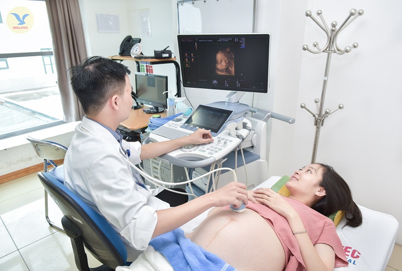 Cuối thai kỳ, bác sĩ sẽ tập trung vào siêu âm để đánh giá tổng thể sức khỏe của mẹ và sự phát triển của thai nhi