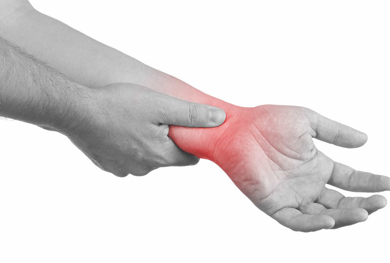 Người bệnh có thể gặp phải những cơn đau kèm sưng, nóng ở vùng cổ tay