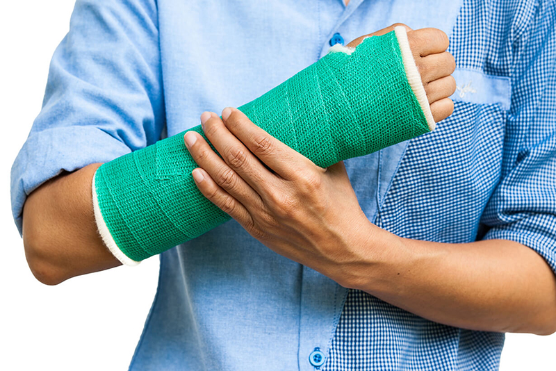 Nẹp hoặc bó bột cho cổ tay để gân có thể ổn định và phục hồi