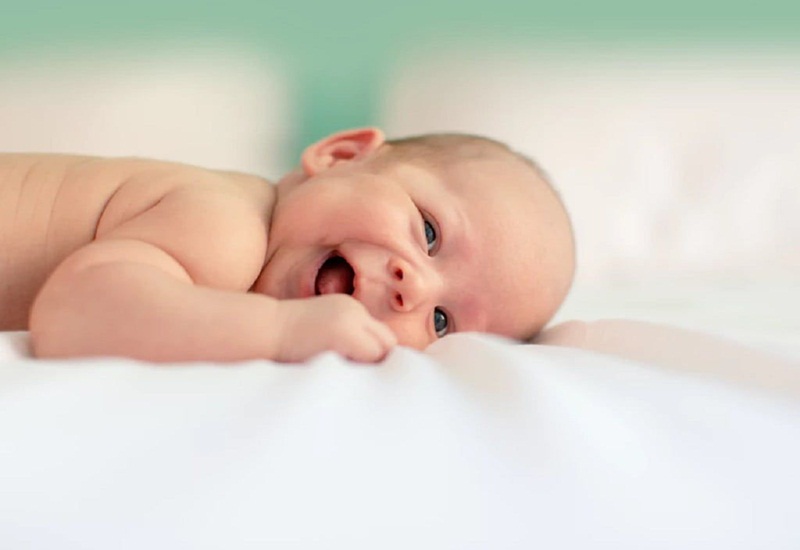 Chu vi vòng đầu của trẻ khi mới sinh ra đạt khoảng 34 đến 35 cm
