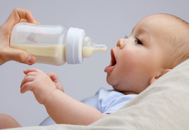 Không nên cho trẻ uống sữa tươi khi còn quá nhỏ