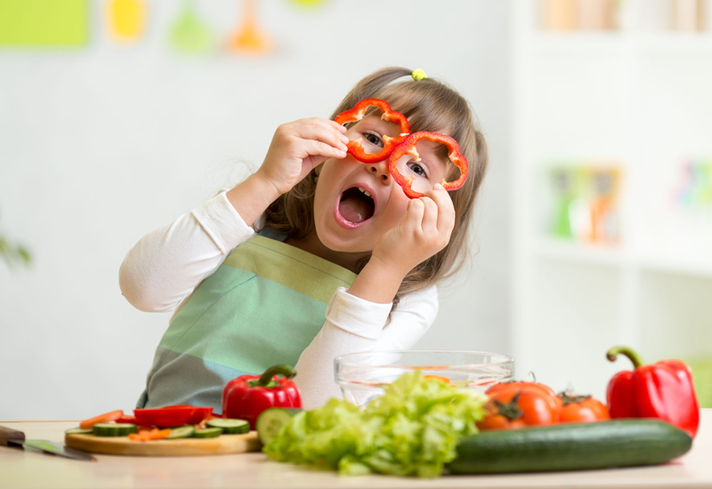 Cha mẹ nên khuyến khích trẻ ăn nhiều trái cây và rau xanh