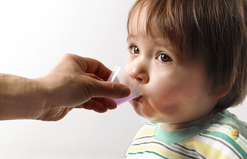 Thuốc Augmentin dạng bột cho trẻ cần được pha vào nước trước khi uống