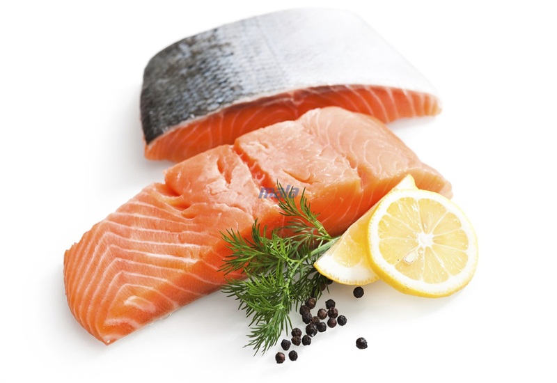 Cá chứa nhiều axit béo omega 3 rất tốt cho người bị bệnh xương khớp