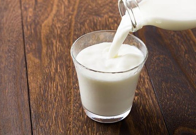 Người bị bệnh xương khớp nên uống sữa để bổ sung canxi