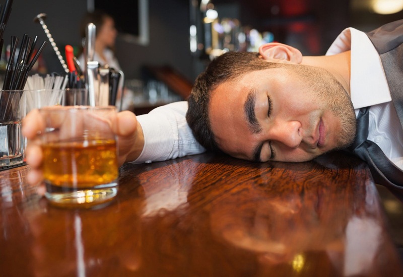 Tránh xa rượu bia để tránh làm bệnh liệt dương ở nam giới trở nên trầm trọng hơn