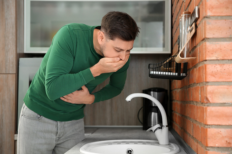 Buồn nôn là triệu chứng thường gặp sau khi uống thuốc, khiến nhiều cảm thấy khó chịu ở cổ họng, vùng bụng trên