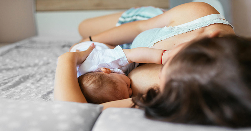 Cho trẻ bú sai tư thế hoặc sữa mẹ về ít cũng có thể khiến trẻ bú ít đi
