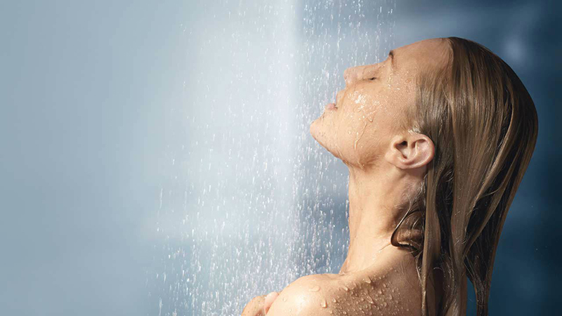 Tắm bằng nước nóng có thể giúp giải tỏa tâm trạng nhưng cũng khiến làn da trở nên thô ráp