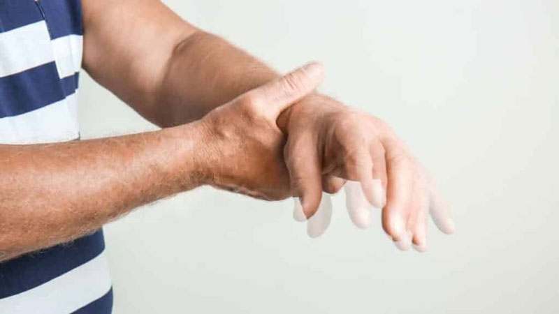 Bệnh Parkinson làm người bệnh khó kiểm soát các vận động của cơ thể