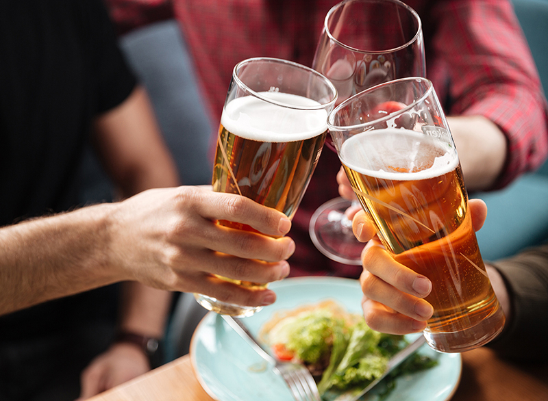 Thuốc lá, rượu bia,… là một trong những tác nhân dẫn đến tình trạng suy giảm số lượng tinh trùng ở nam giới