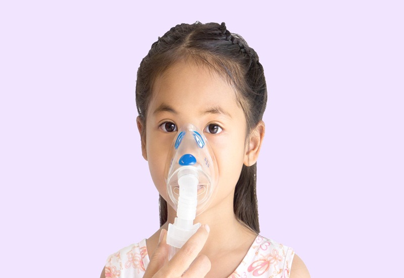 Trẻ bị viêm tiểu phế quản có biểu hiện đờm đặc có thể sử dụng khí dung bằng nước muối