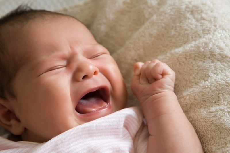 Trẻ giật mình khi ngủ và quấy khóc, khó dỗ nín có thể ức chế hô hấp và gây nguy hiểm
