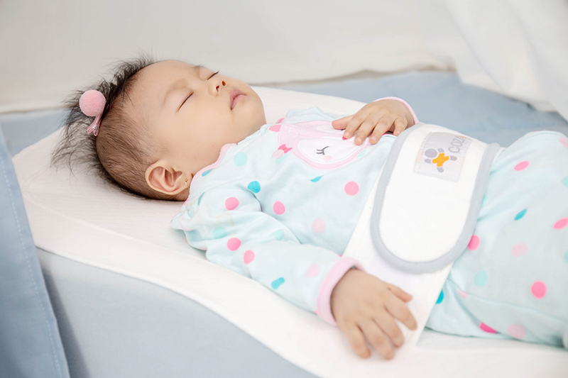 Để bé ngủ ngon, không bị giật mình, nên tạo cho bé thói quen ngủ đúng giờ trong môi trường yên tĩnh, an toàn