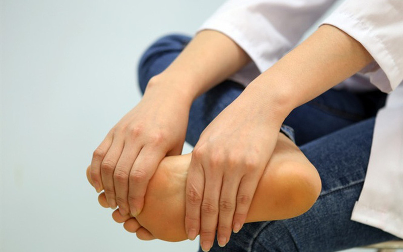 Nguyên nhân dẫn đến tê buốt chân tay và cách điều trị