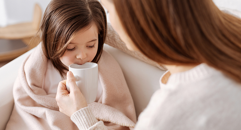 Bố mẹ nên cho trẻ bị ngạt mũi uống nhiều nước hơn mỗi ngày
