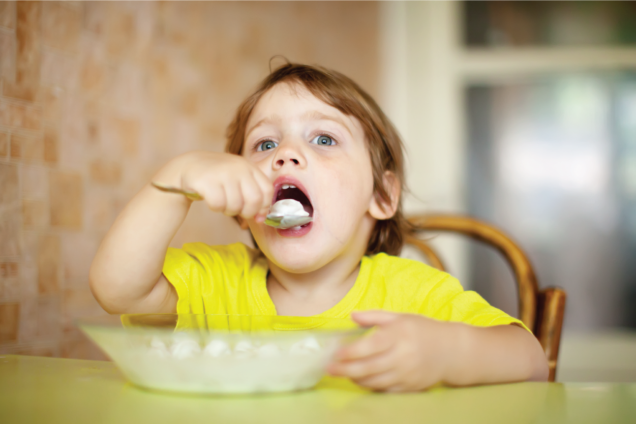 Nên cho trẻ tự ăn để hình thành thói quen tốt