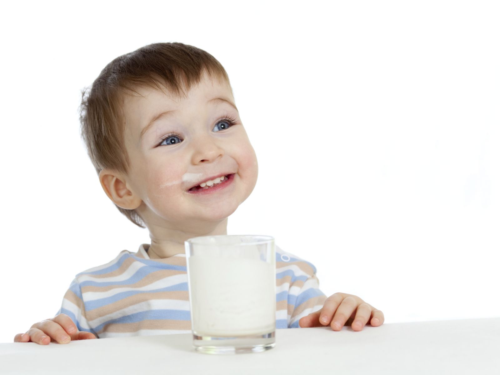 Sữa có thể là món ăn nhẹ để cung cấp thêm năng lượng cho trẻ