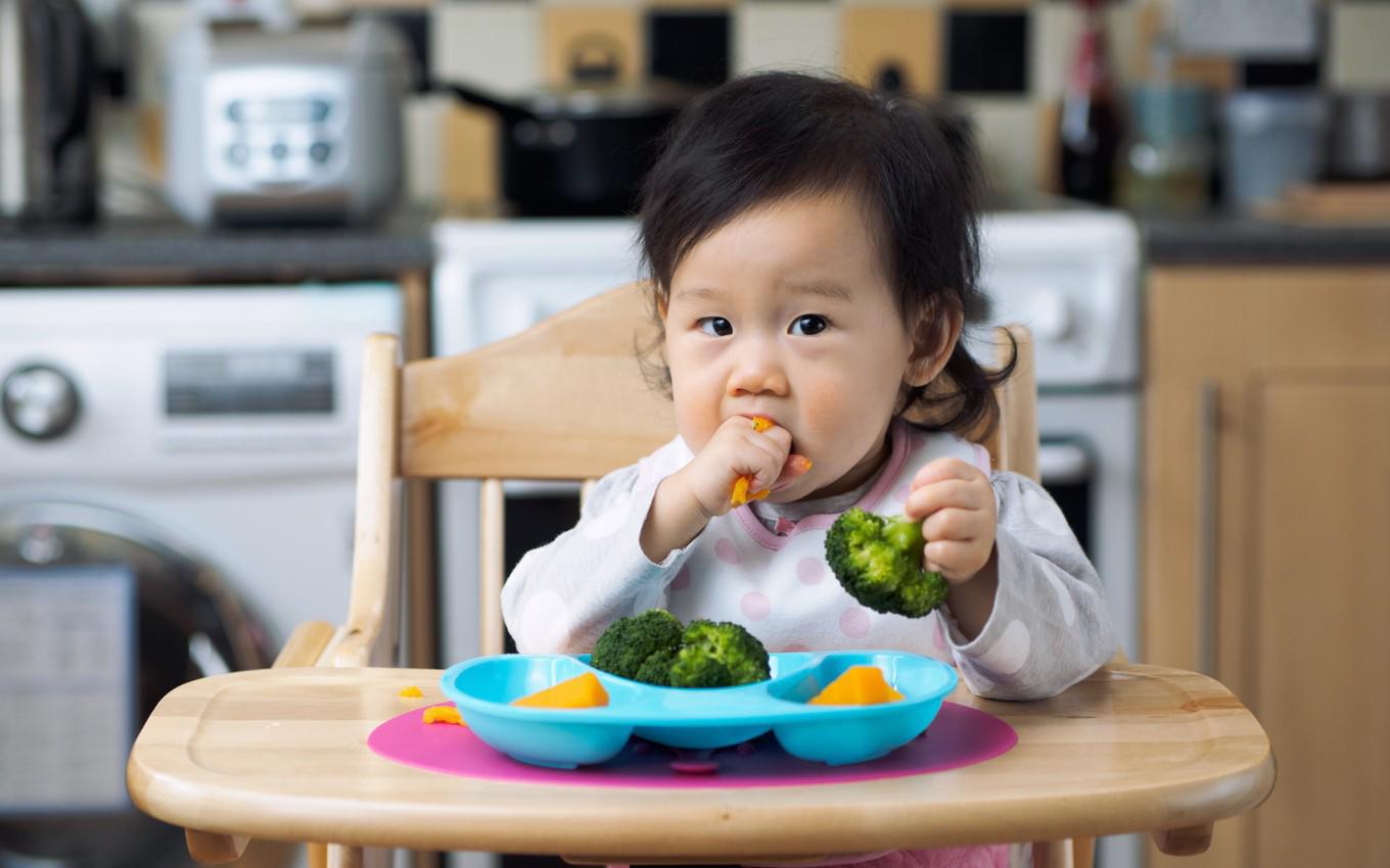 Trẻ đã quen với thức ăn đặc có thể tự lấy thức ăn ưa thích của mình để ăn