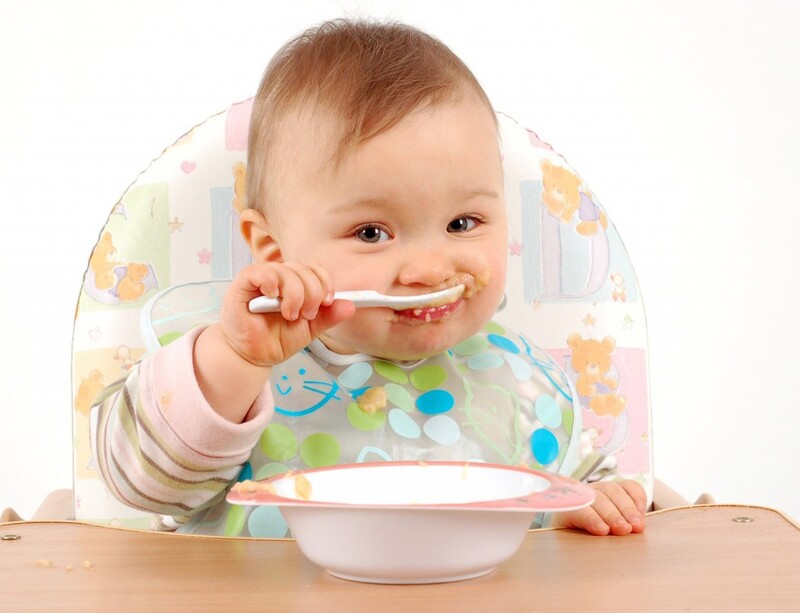 Nên cho trẻ ăn thức ăn đặc khi trẻ đã ngồi vững và muốn ăn.