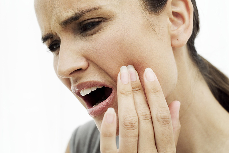 Người mắc phải tình trạng này sẽ xuất hiện những cơn đau ở vùng răng bị viêm