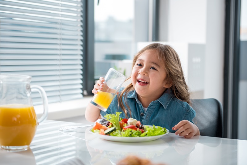 Nếu trẻ bị sốt nhưng vẫn ăn uống bình thường thì bố mẹ không cần quá lo lắng