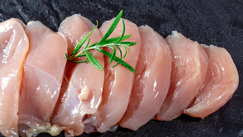    Khi bị lạc nội mạc tử cung, bạn nên bổ sung các loại thịt trắng giàu protein như thịt gà, .. vào bữa ăn của mình