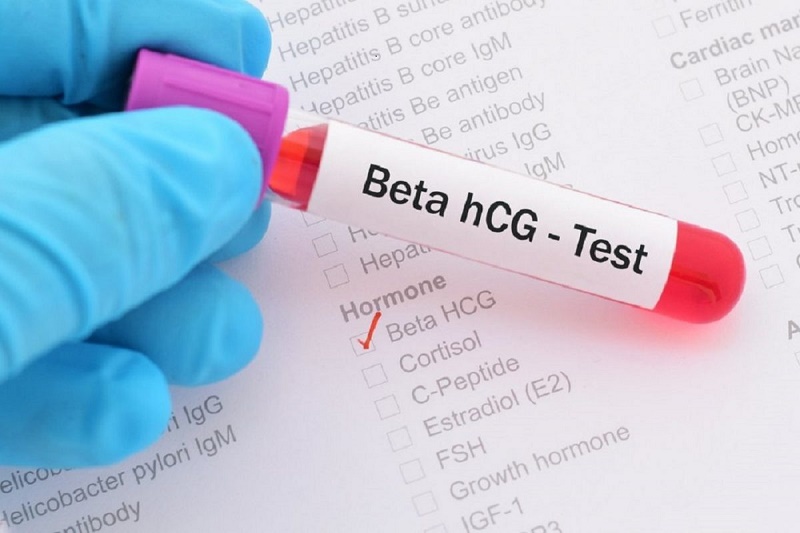 Để xác định bản thân có đang mang thai hay không, chị em nên tiến hành xét nghiệm beta HCG