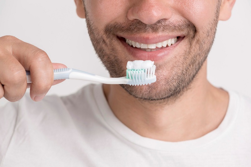 Thói quen vệ sinh răng miệng cũng làm ảnh hưởng đến khả năng tăng tiết nước bọt