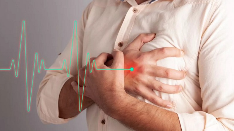 Những người bị rung tâm nhĩ thường bị đánh trống ngực, nơi tim đập nhanh hơn bình thường.