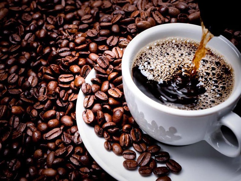 Đồ uống có màu như café là một trong những yếu tố làm vàng răng