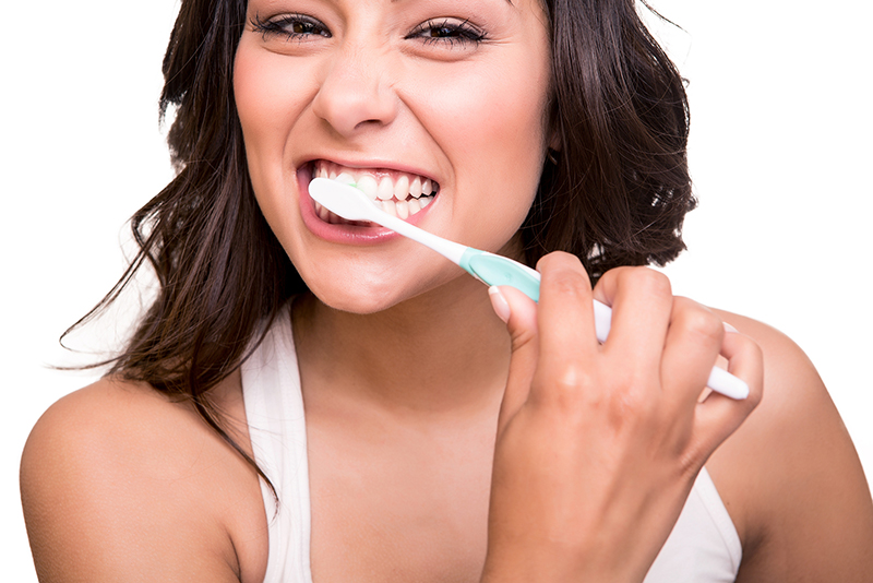 Chải răng quá mạnh có thể khiến răng bị bào mòn, lộ ngà răng