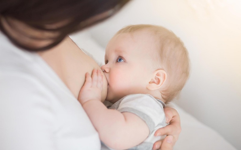 Sữa mẹ là nguồn dinh dưỡng cần thiết cho trẻ trong những tháng đầu đời