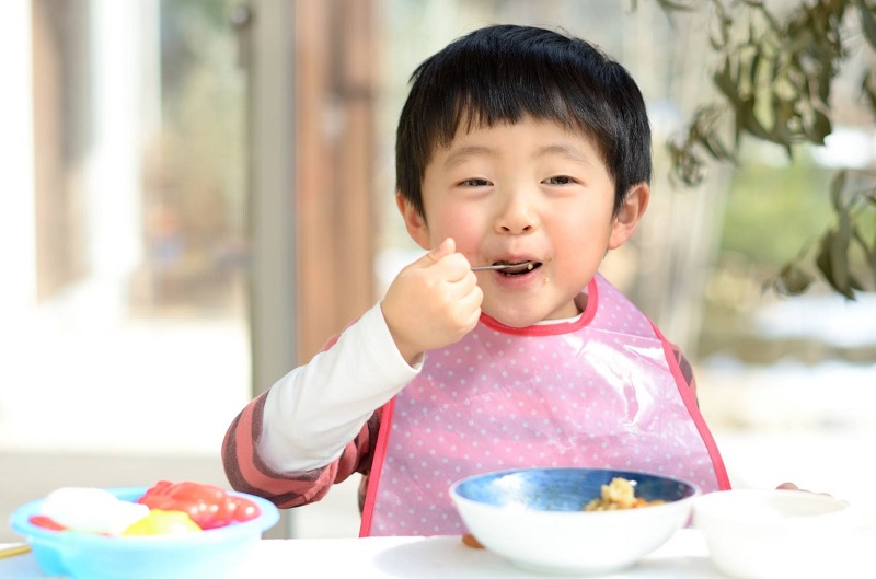Các bé từ 2 đến 5 tuổi nên được tham gia vào các bữa ăn gia đình để rèn luyện thói quen ăn uống
